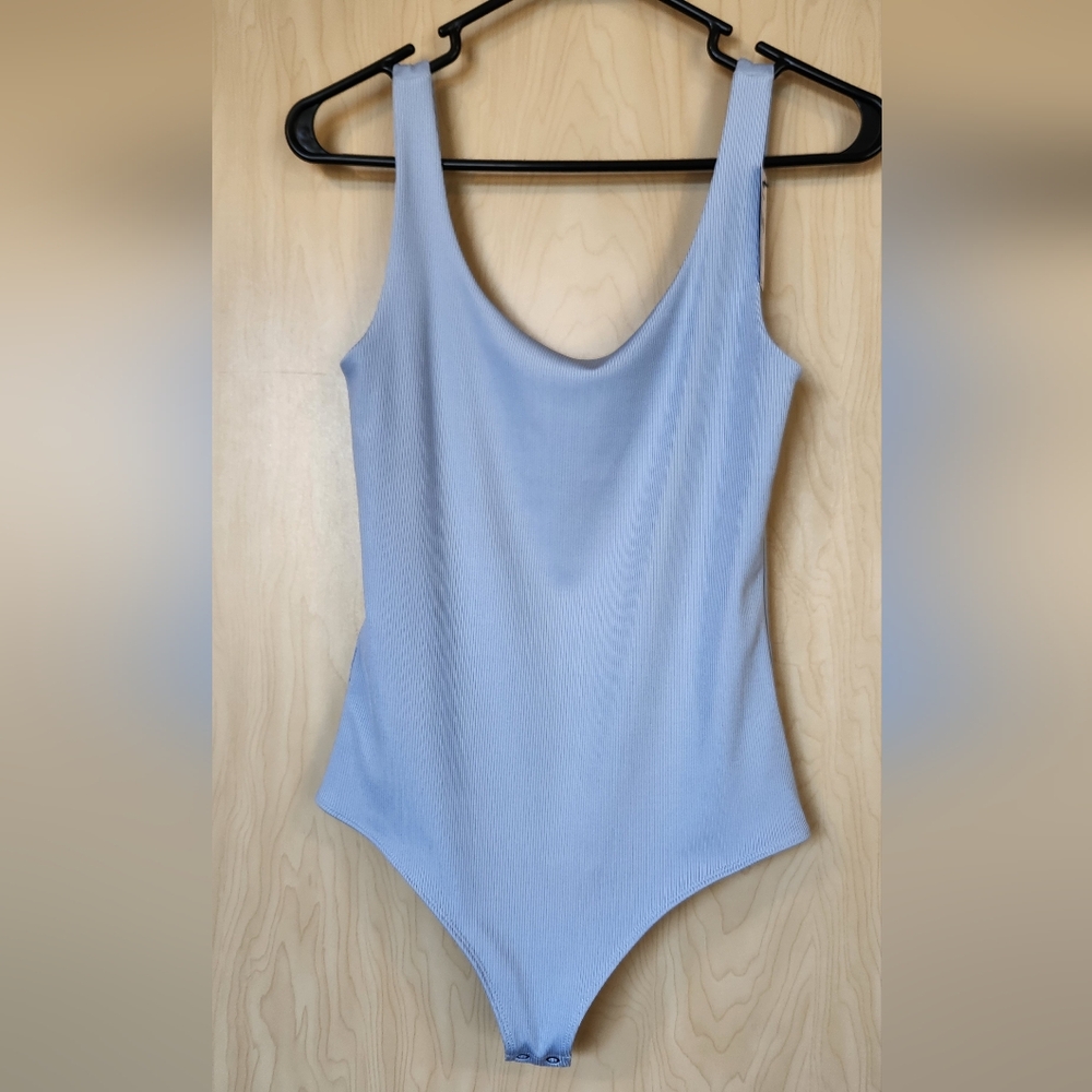 Express Body Contour High Compression Ribbed Scoop Neck Bodysuit Size M